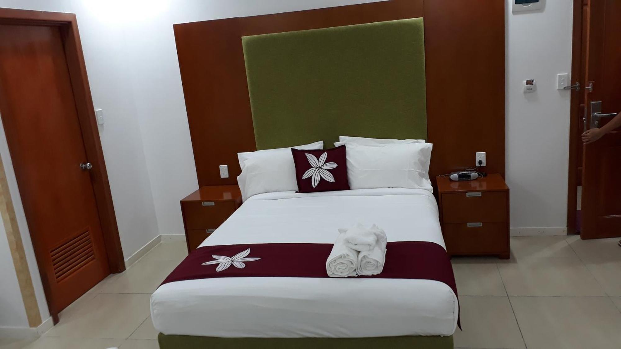 Alec'S Hotel Апиа Екстериор снимка