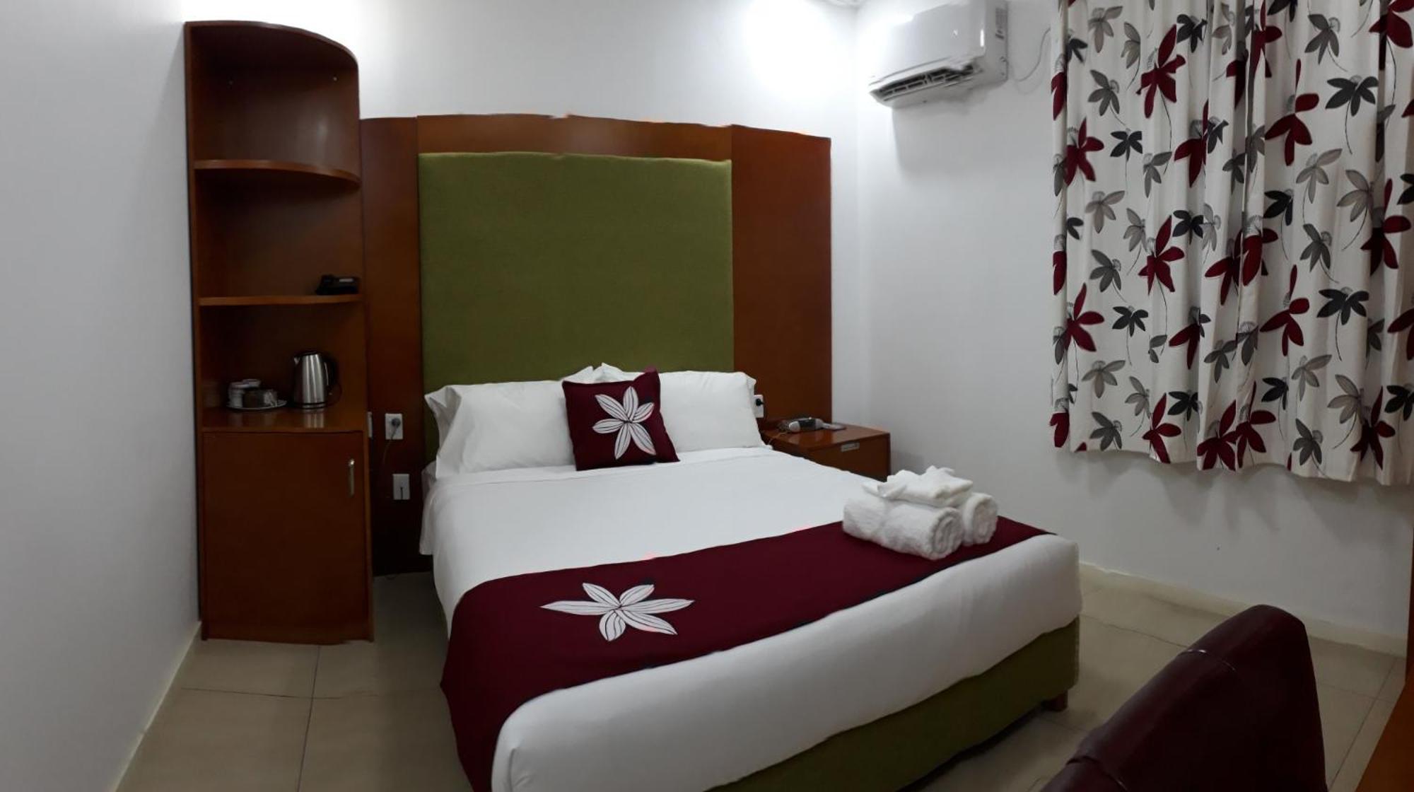 Alec'S Hotel Апиа Екстериор снимка