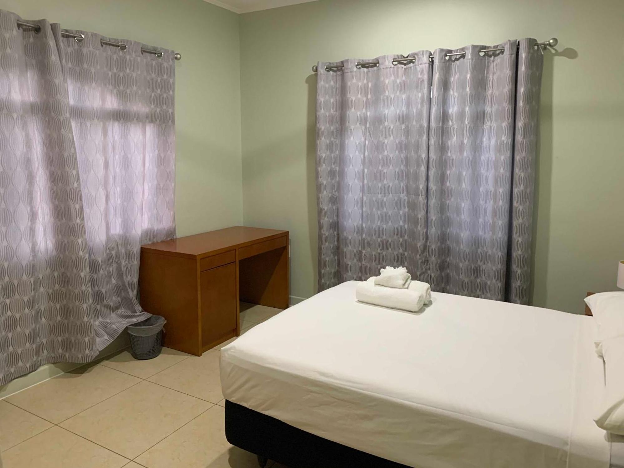 Alec'S Hotel Апиа Екстериор снимка