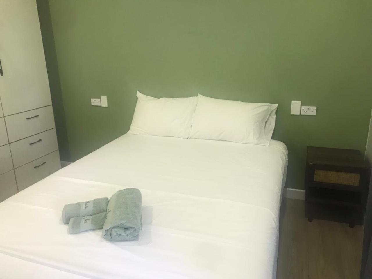 Alec'S Hotel Апиа Екстериор снимка